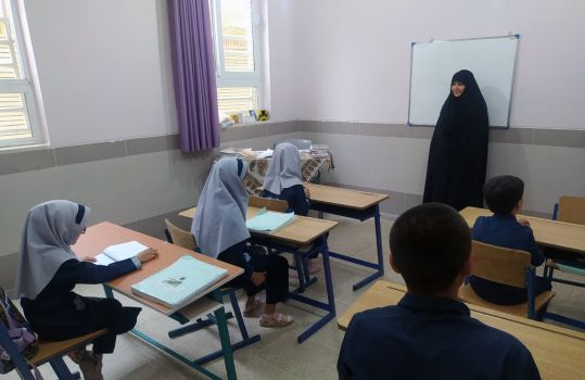 خانم معلم قمی که ۲۰ دانش آموز نابینا و کم توان ذهنی را حافظ قرآن کرد