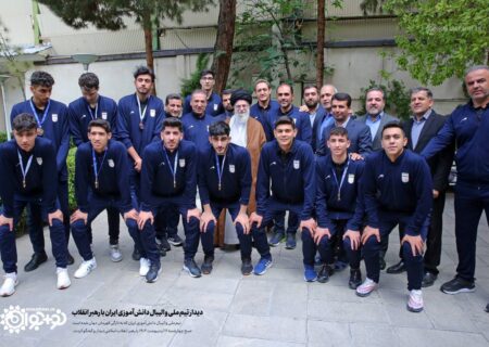 قاب ماندگار/دیدار تیم ملی والیبال دانش‌آموزی ایران با رهبر انقلاب