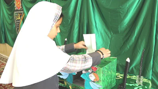 دختران دبستانی یزد یک مادر زندانی را آزاد کردند