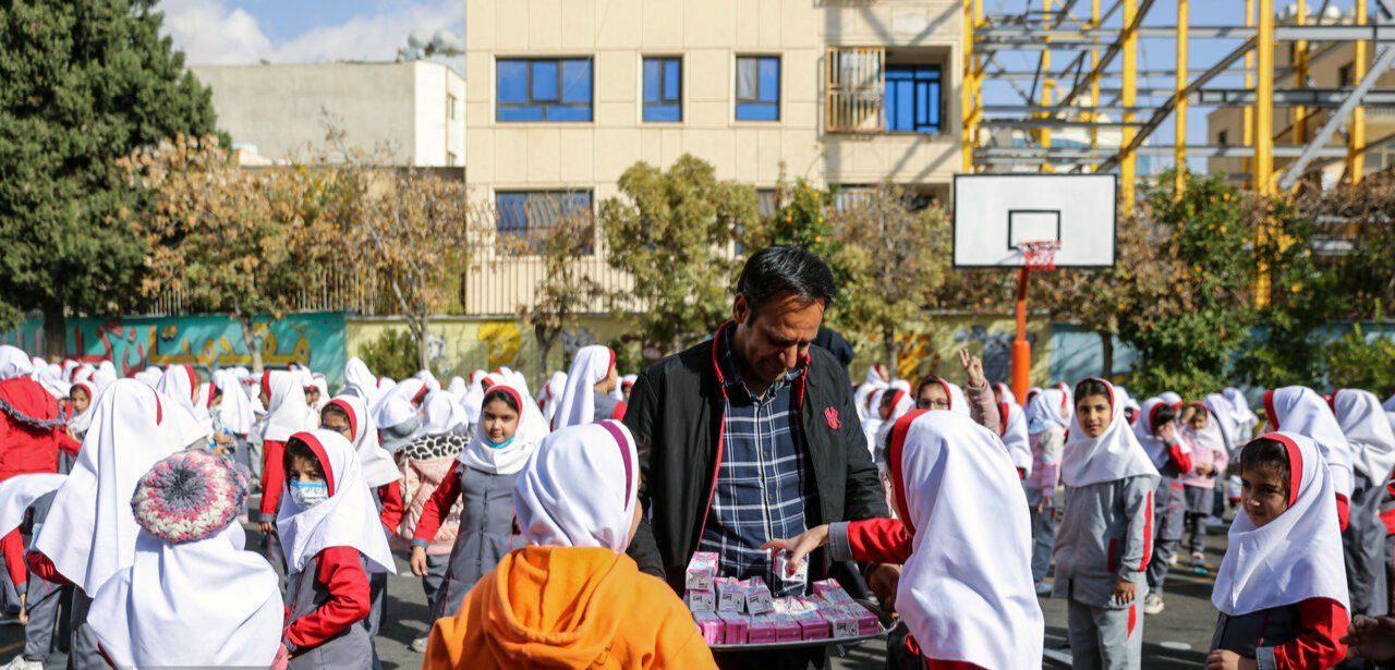 مافیای شیر علیه دانش‌آموزان